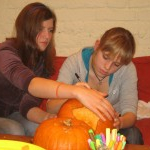 YouGend schnitzt Kürbisse